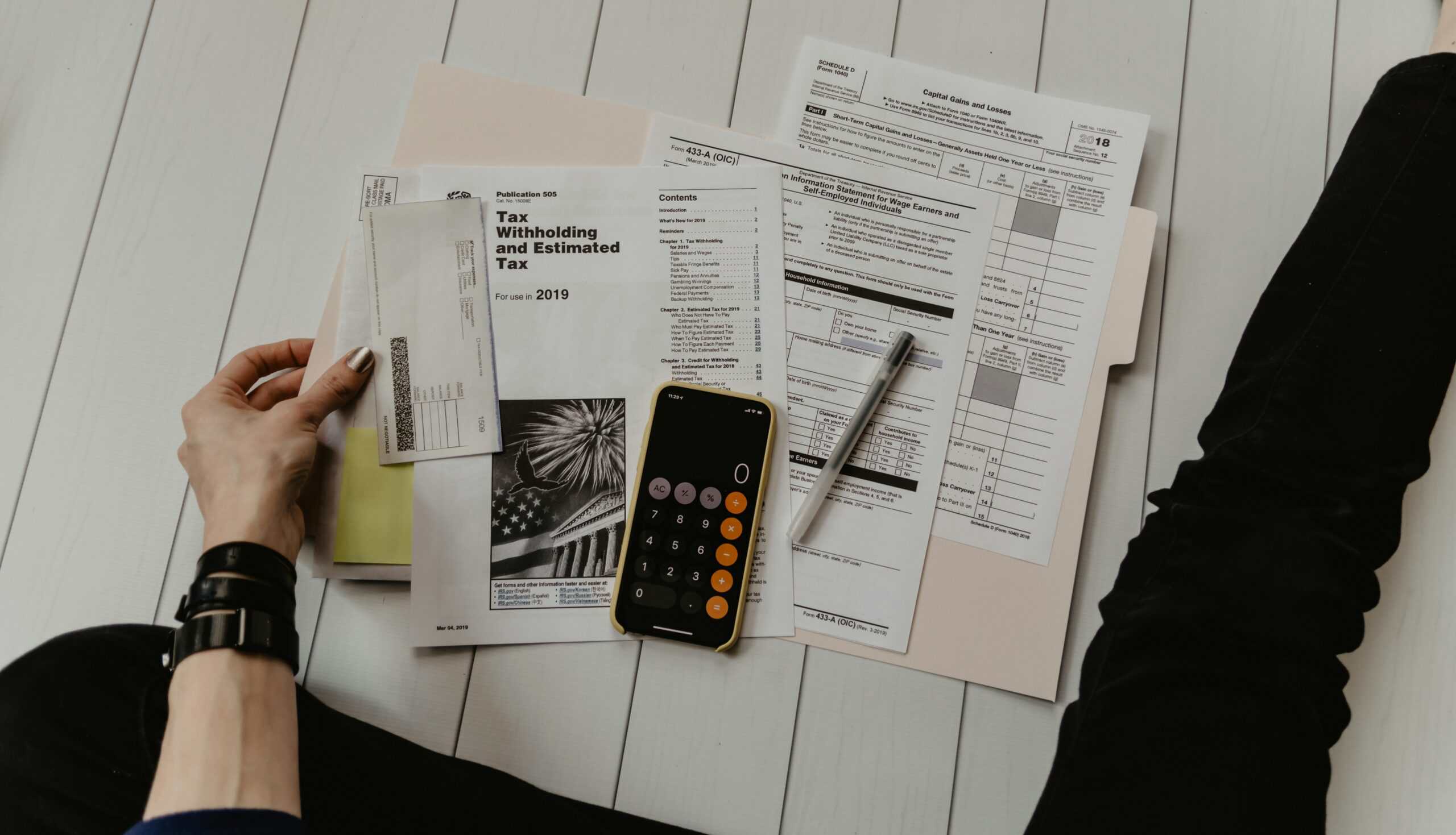 Visual guide to managing student loans and avoiding debt traps.